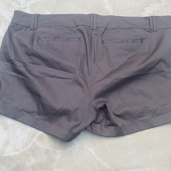 Torrid Shorts 26 Grey Cuffed Hem Studio Stretch Plus - Picture 8 of 8
